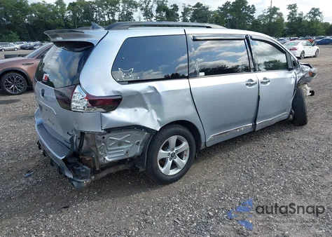2011 Toyota Sienna Le V6 z USA, uszkodzony, nr VIN 5TDKK3DC1BS125663